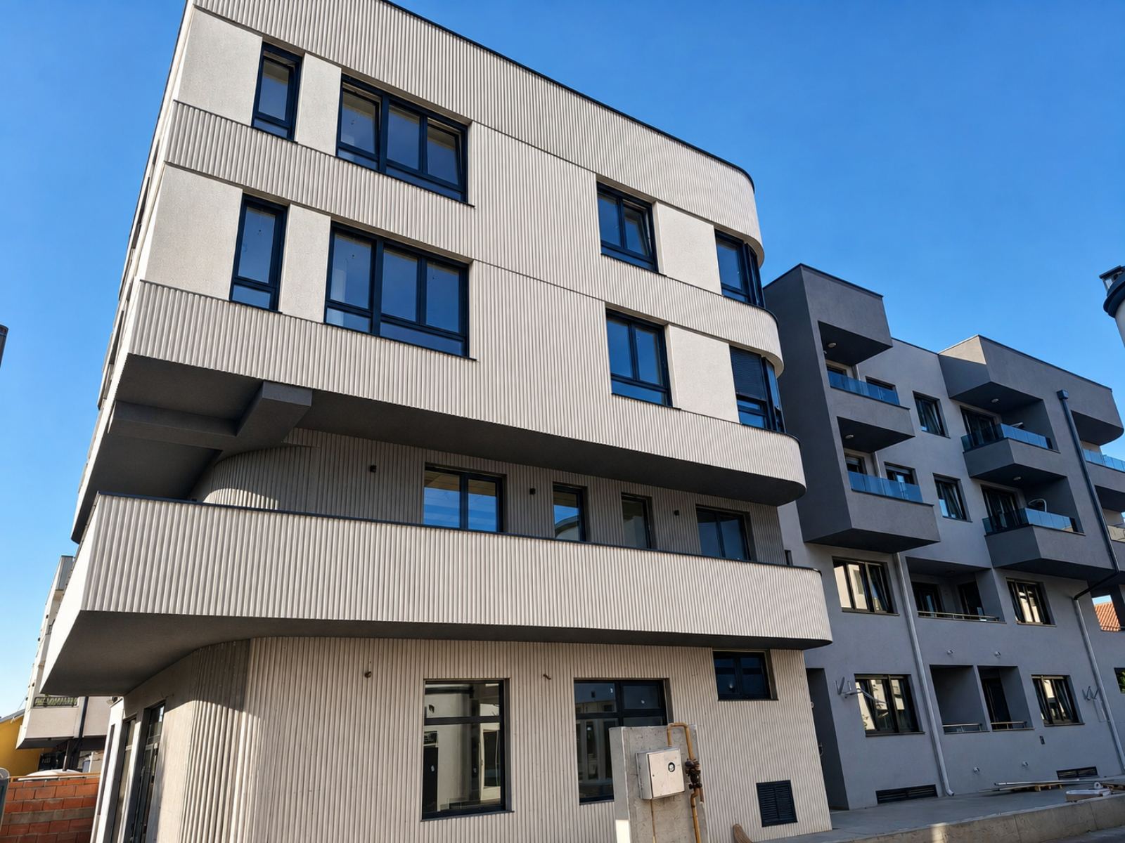 Curved ribbed façade of the Vršačka 36 residential development in Novi Sad, Serbia